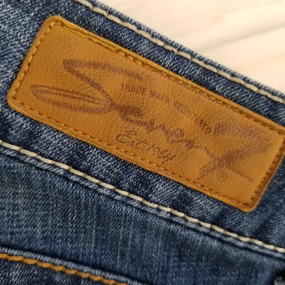 Seven 7 Denim Shorts. Size 8 - Picture 4 of 10